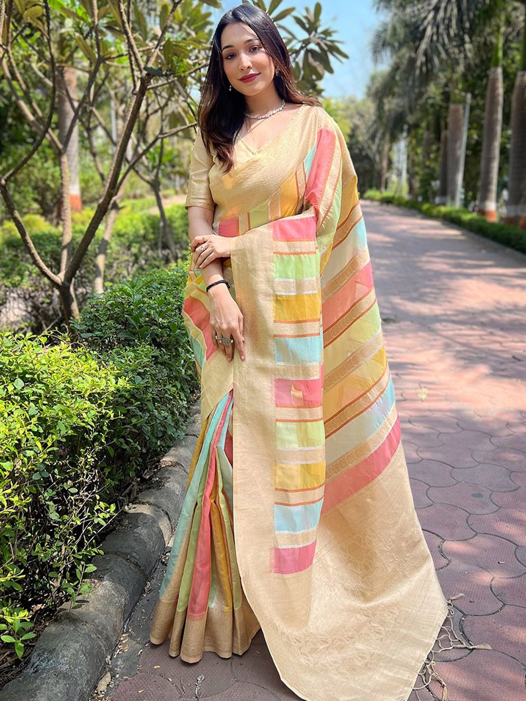 

SGF11 Woven Design Zari Pure Silk Kanjeevaram Saree, Cream