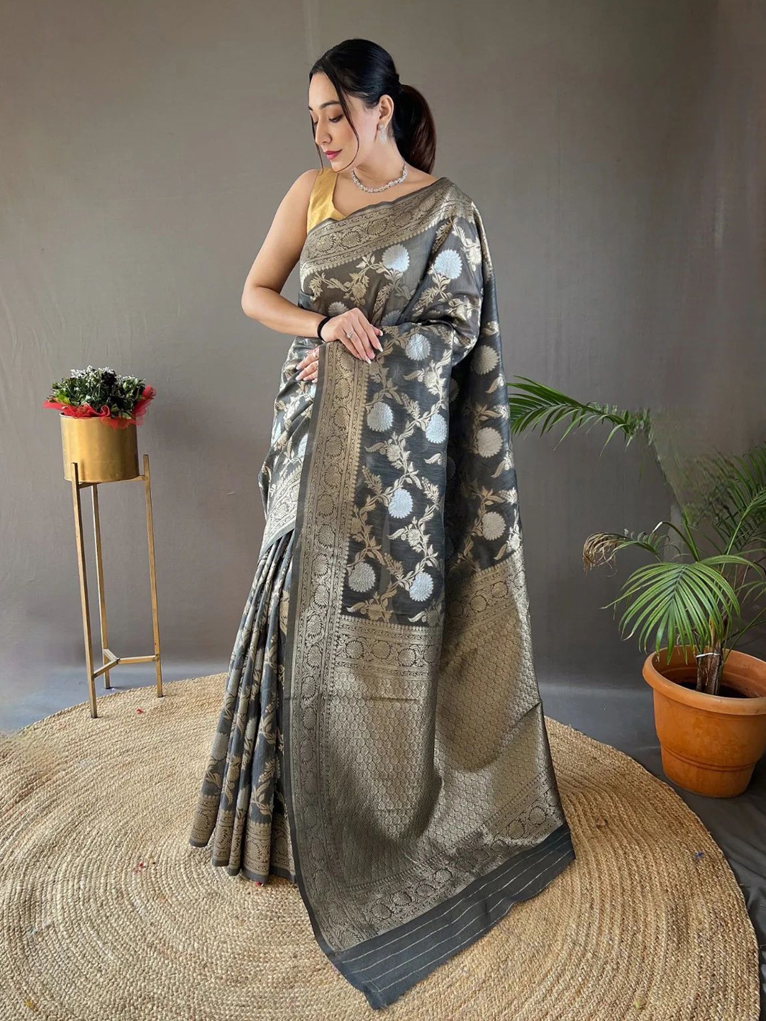 

MORLY Ethnic Motifs Zari Silk Blend Kanjeevaram Saree, Grey