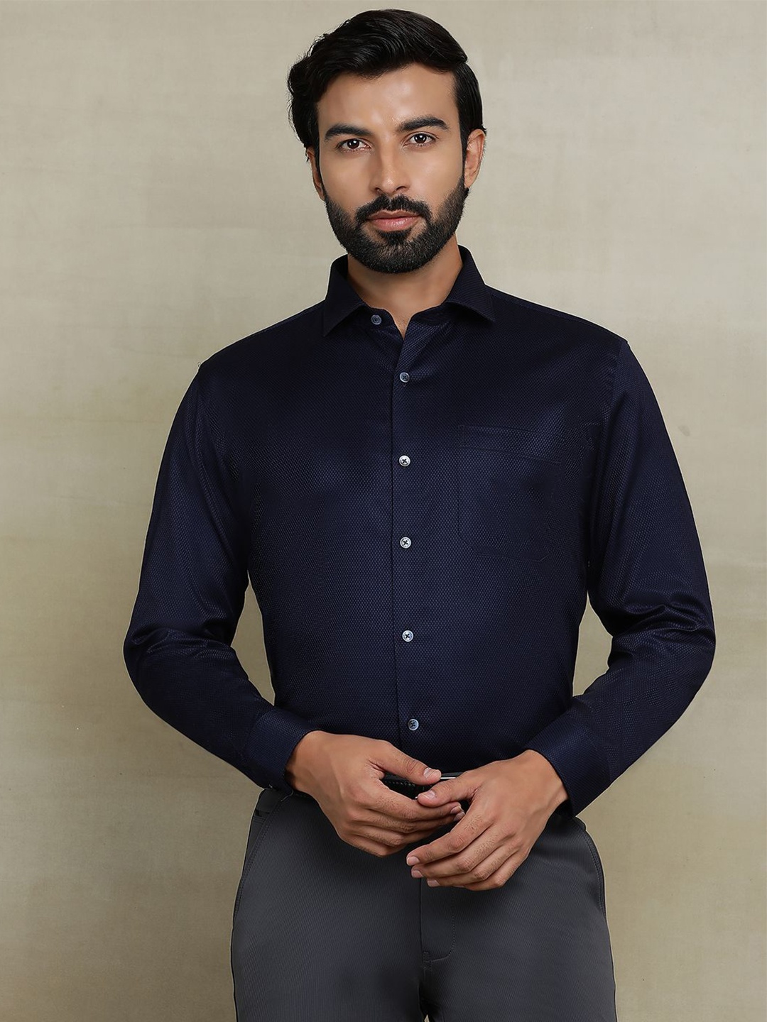 

JADE BLUE Men Cutaway Collar Textured Cotton Casual Shirt, Navy blue