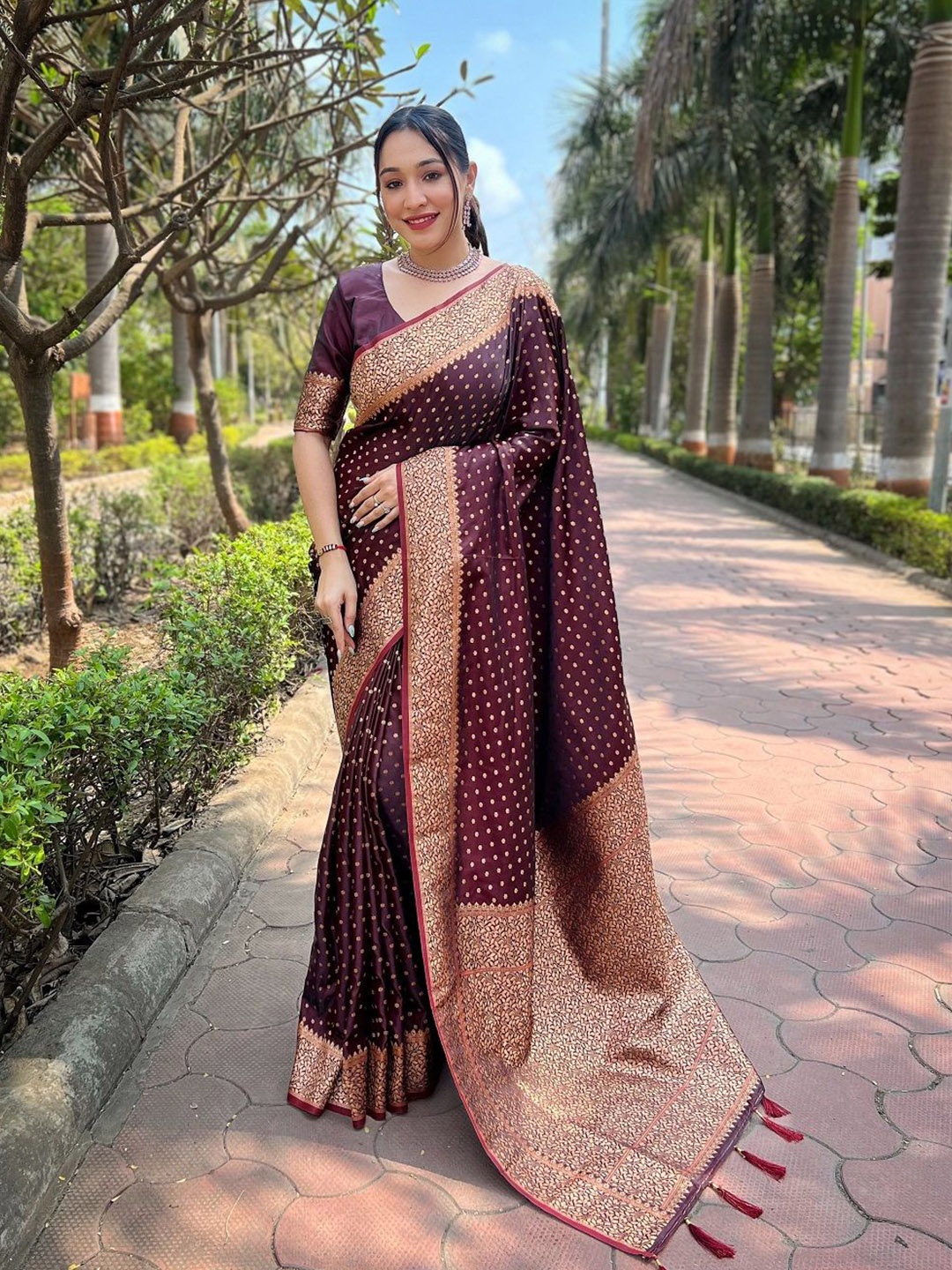 

SGF11 Woven Design Zari Pure Silk Kanjeevaram Saree, Maroon