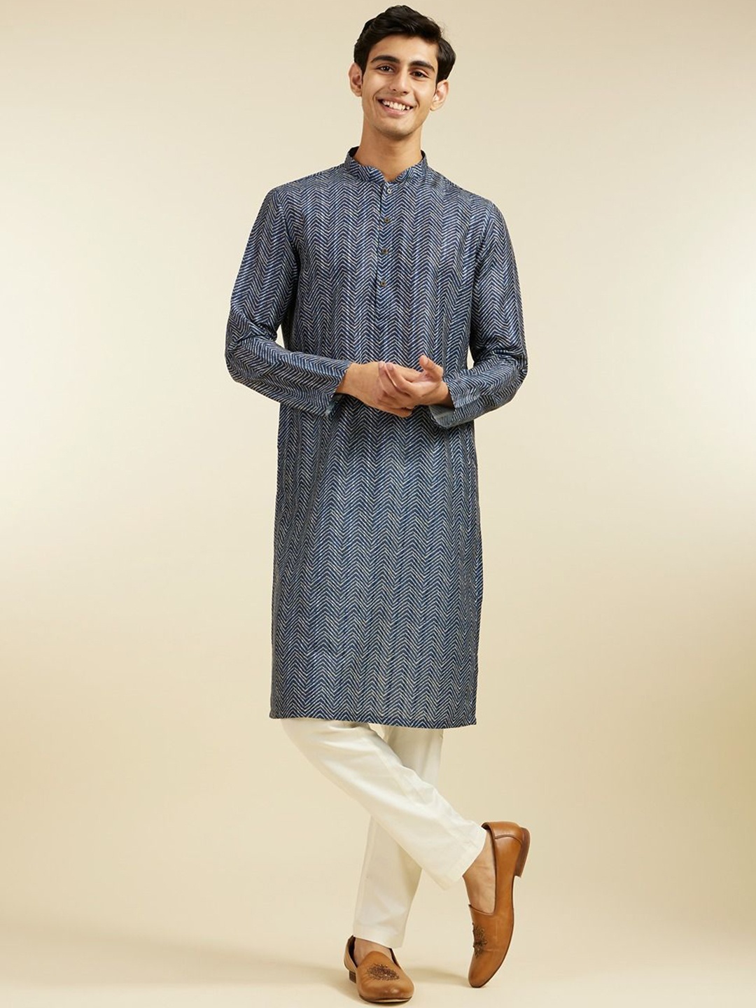 

Diwas by Manyavar Men Chevron Woven Design Mandarin Collar Straight Kurta, Blue