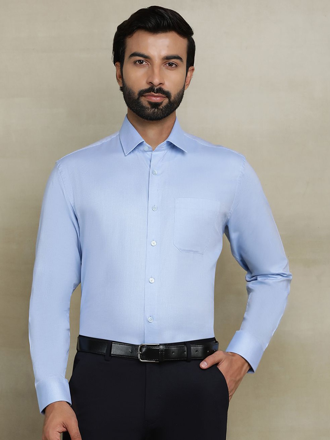 

JADE BLUE Men Cutaway Collar Solid Cotton Casual Shirt