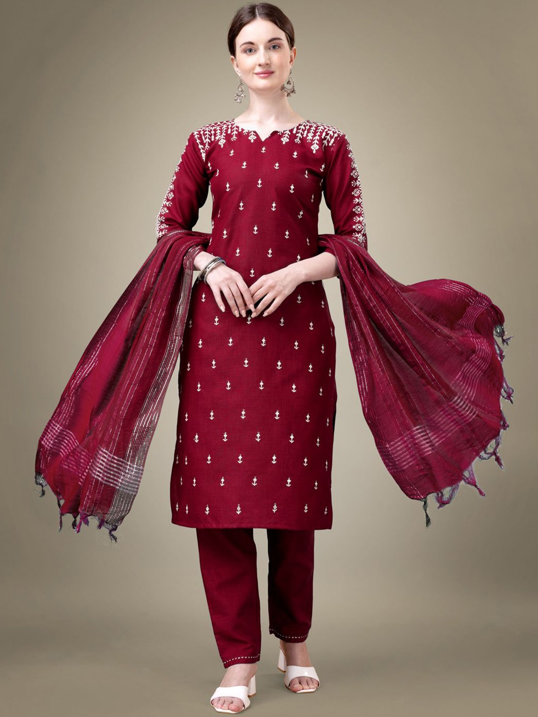 

KAYOMMI Floral Embroidered Regular Straight Kurta with Trousers & Dupatta, Maroon