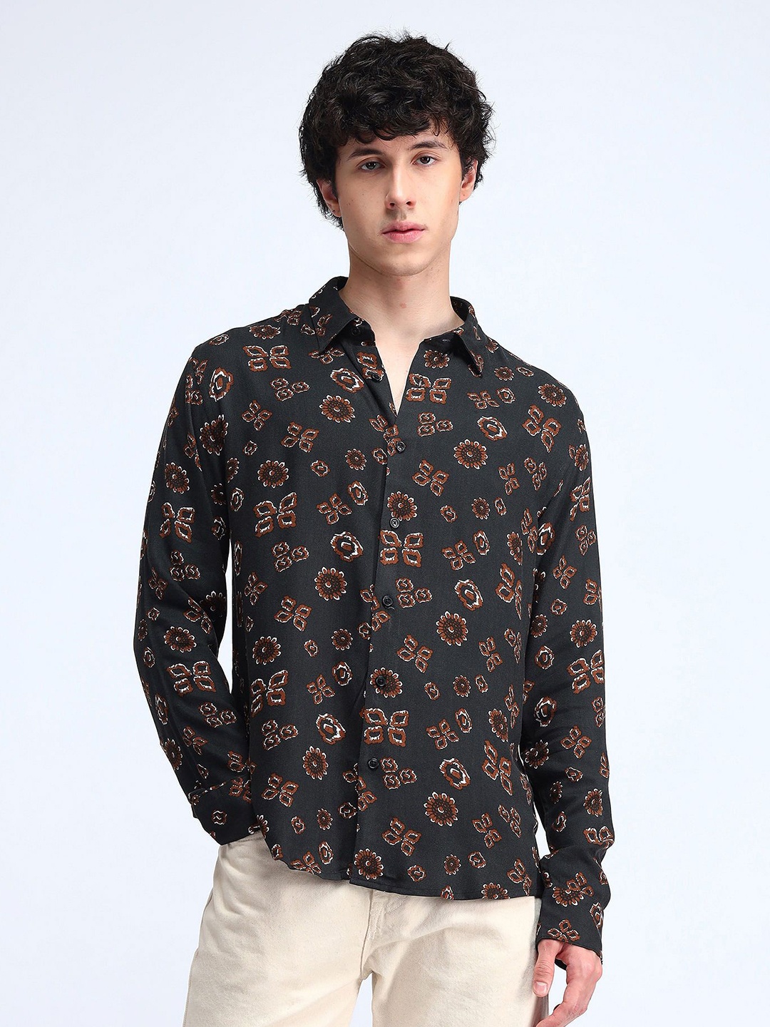 

Flying Machine Men Spread Collar Floral Printed Cotton Casual Shirt, Black