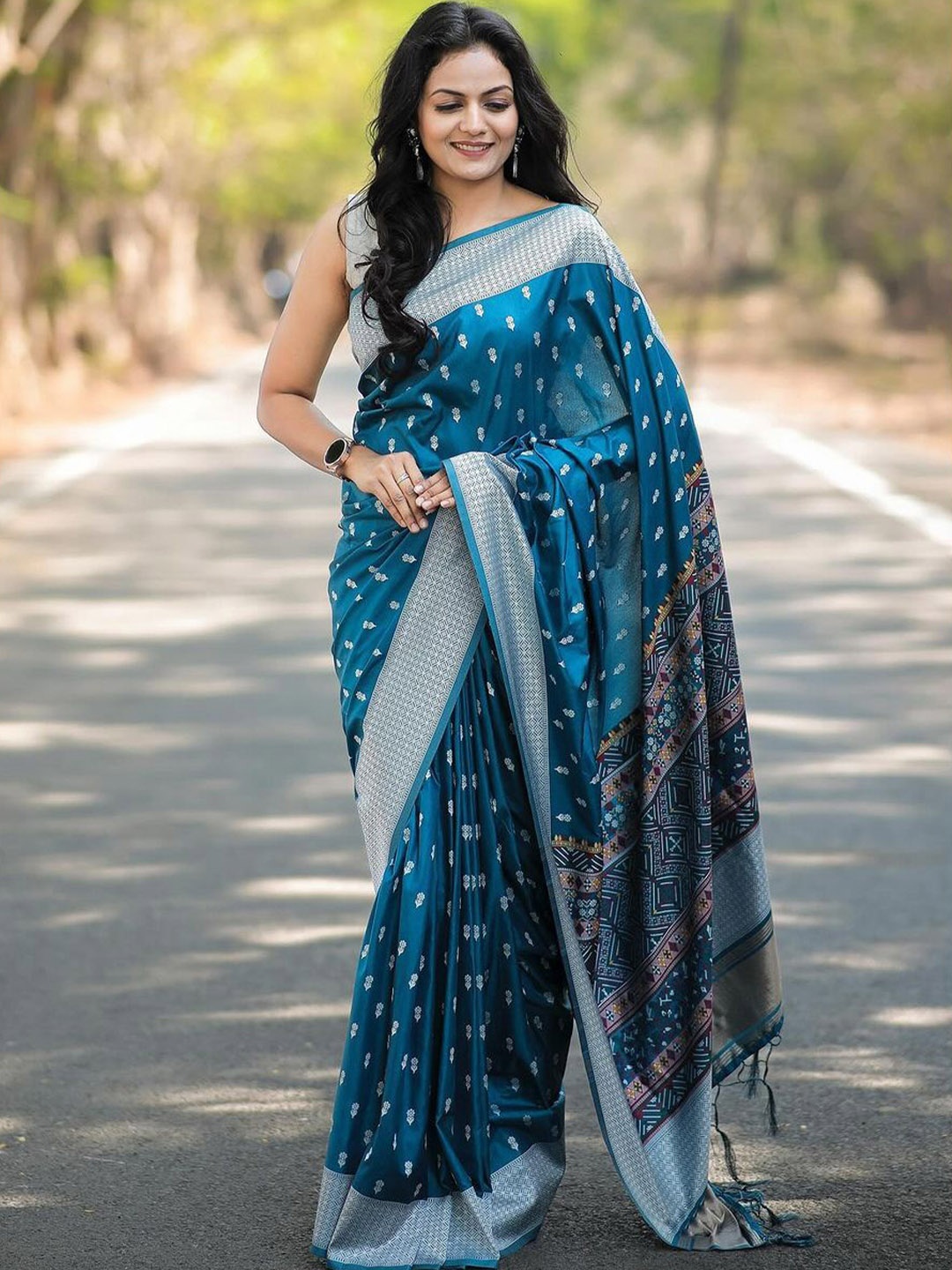 

MORLY Woven Design Zari Kanjeevaram Saree, Green