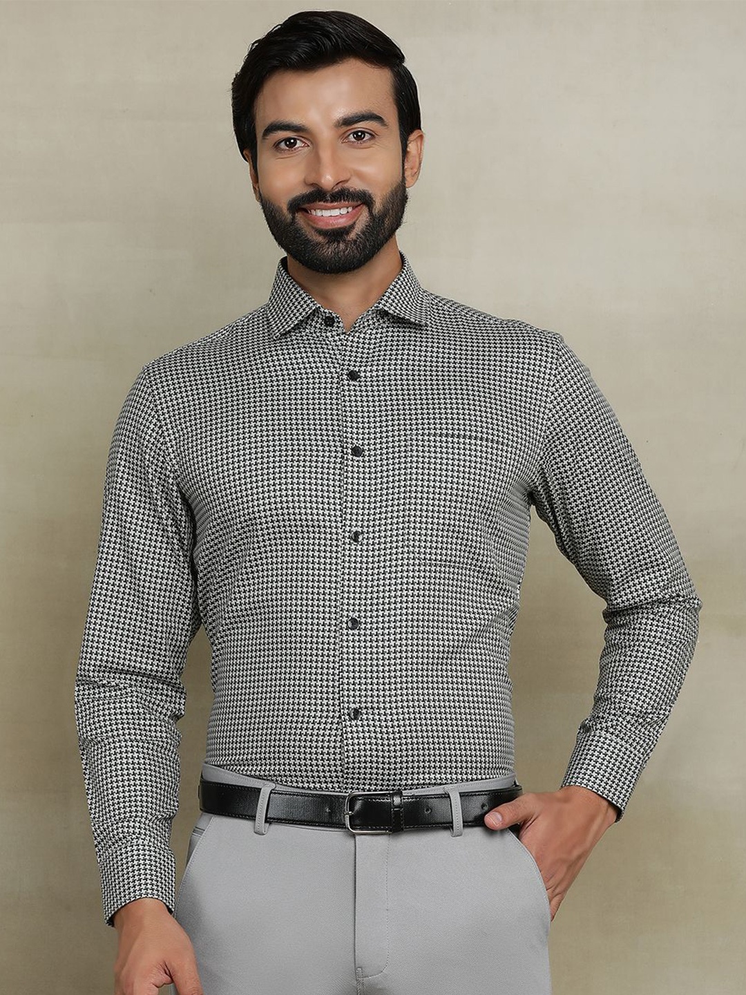 

METAL Men Spread Collar Micro Ditsy Printed Cotton Slim Fit Semiformal Shirt, Grey