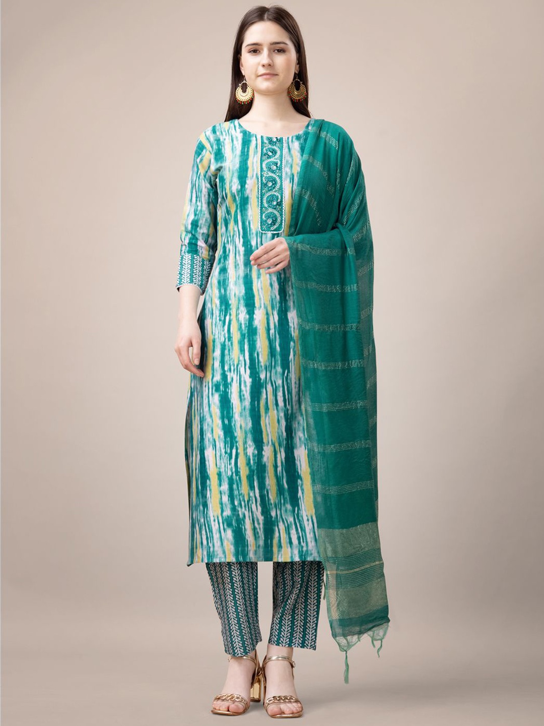 

KAYOMMI Dyed Round Neck Straight Kurta with Trousers & Dupatta, Green