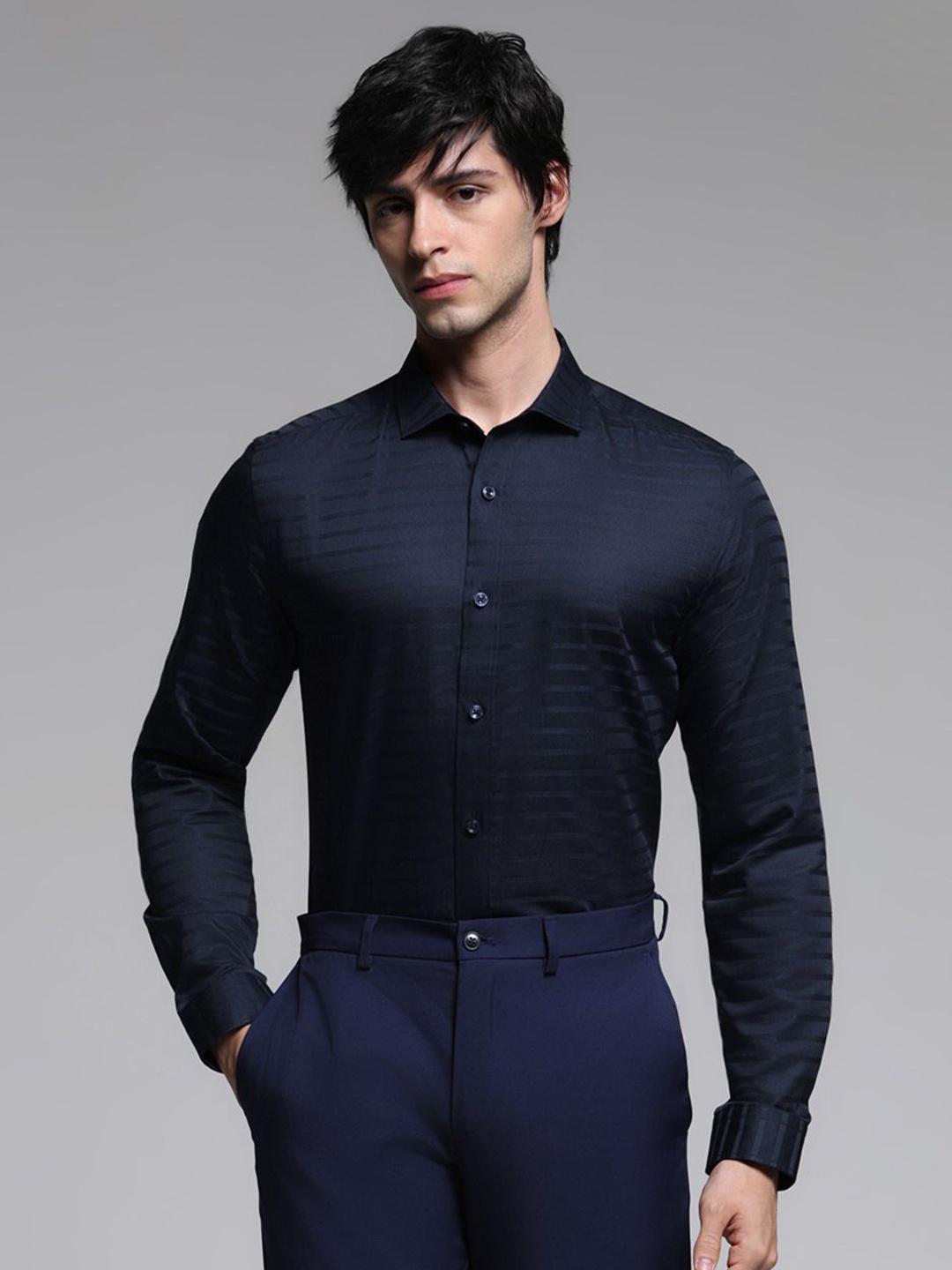 

Jack & Jones Men Cutaway Collar Horizontal Striped Cotton Slim Fit Casual Shirt, Navy blue