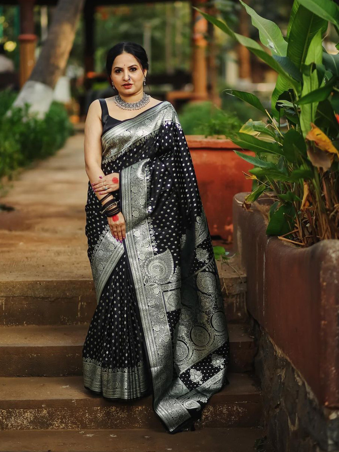 

MORLY Woven Design Zari Traditional Kanjeevaram Saree, Black