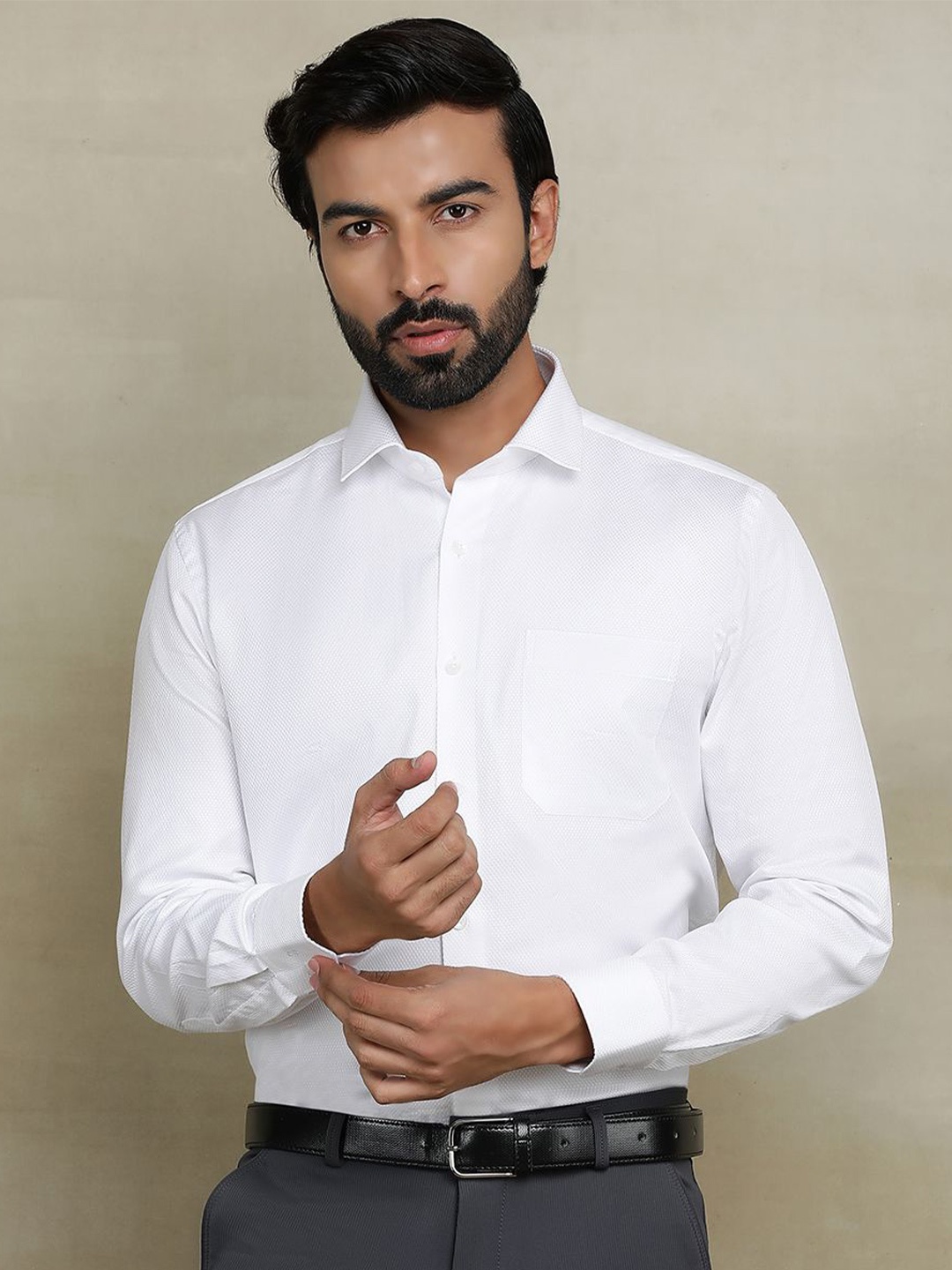 

JADE BLUE Men Cutaway Collar Solid Cotton Casual Shirt, White