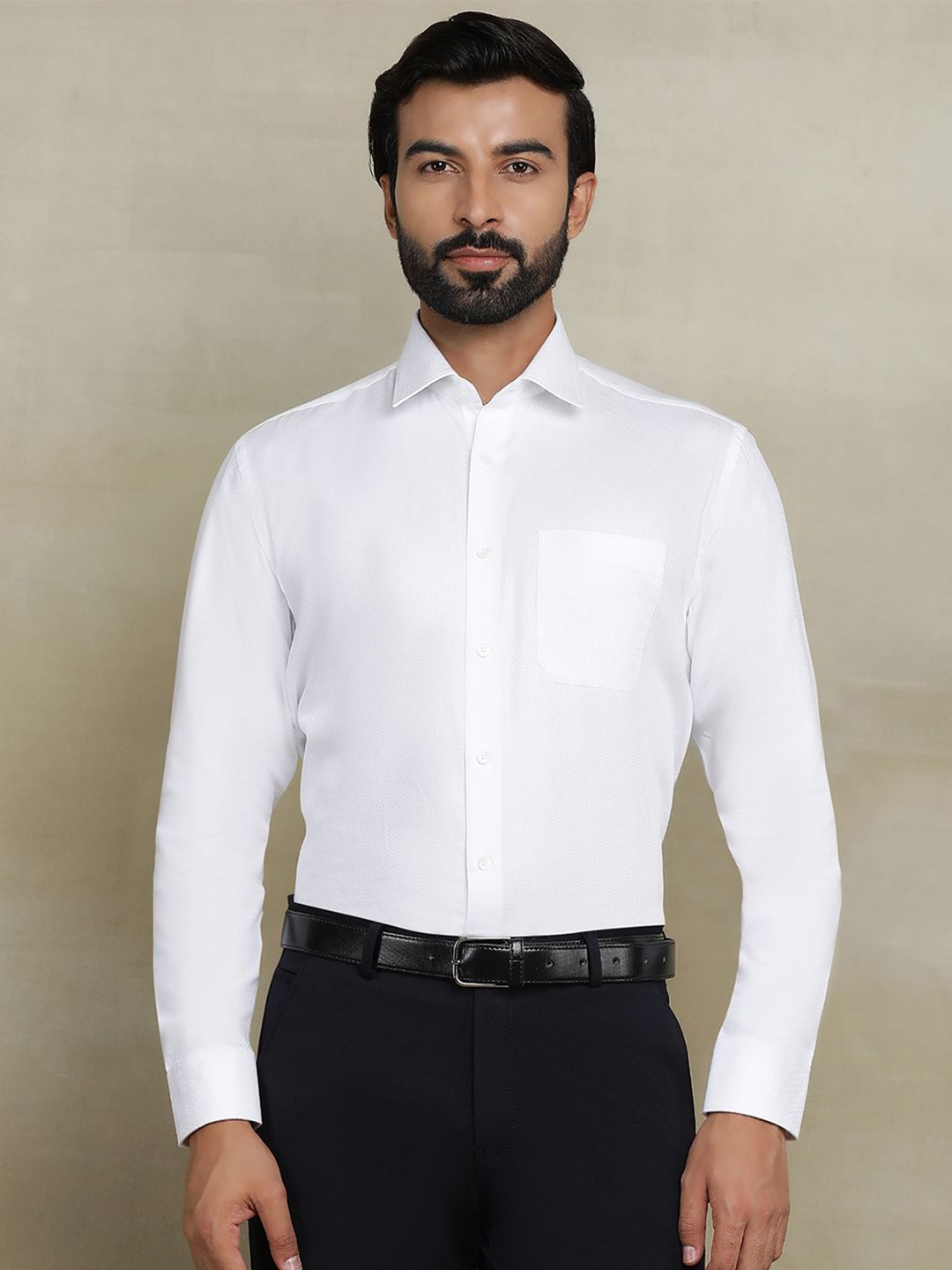 

JADE BLUE Men Cutaway Collar Textured Cotton Casual Shirt, White