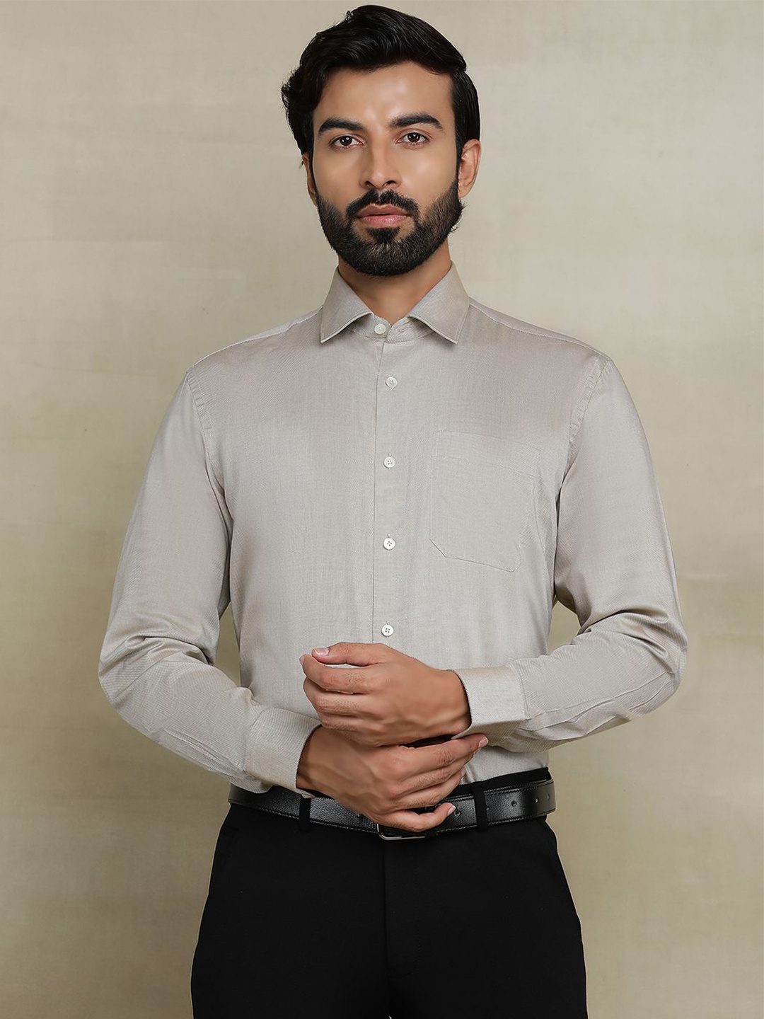 

JADE BLUE Men Cutaway Collar Solid Cotton Casual Shirt, Grey