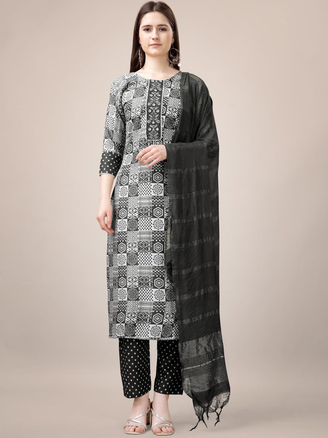 

KAYOMMI Geometric Printed Regular Thread Work Straight Kurta with Palazzos & Dupatta, Black