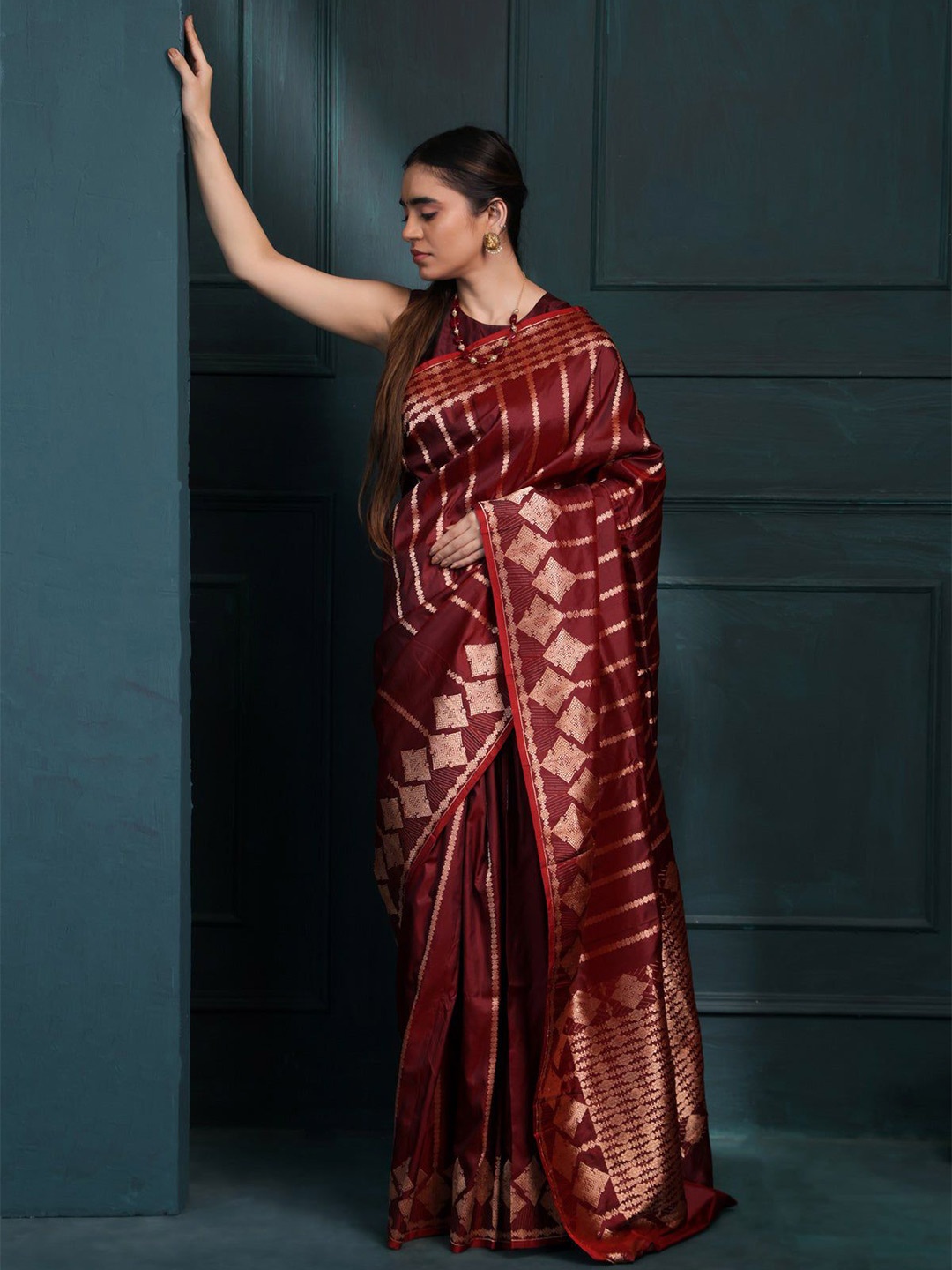 

MORLY Ethnic Motifs Woven Design Zari Kanjeevaram Saree, Maroon