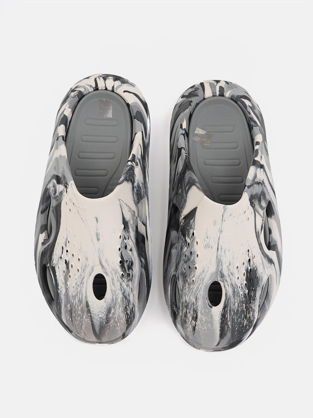 

Xtep Men Printed Clogs, Grey