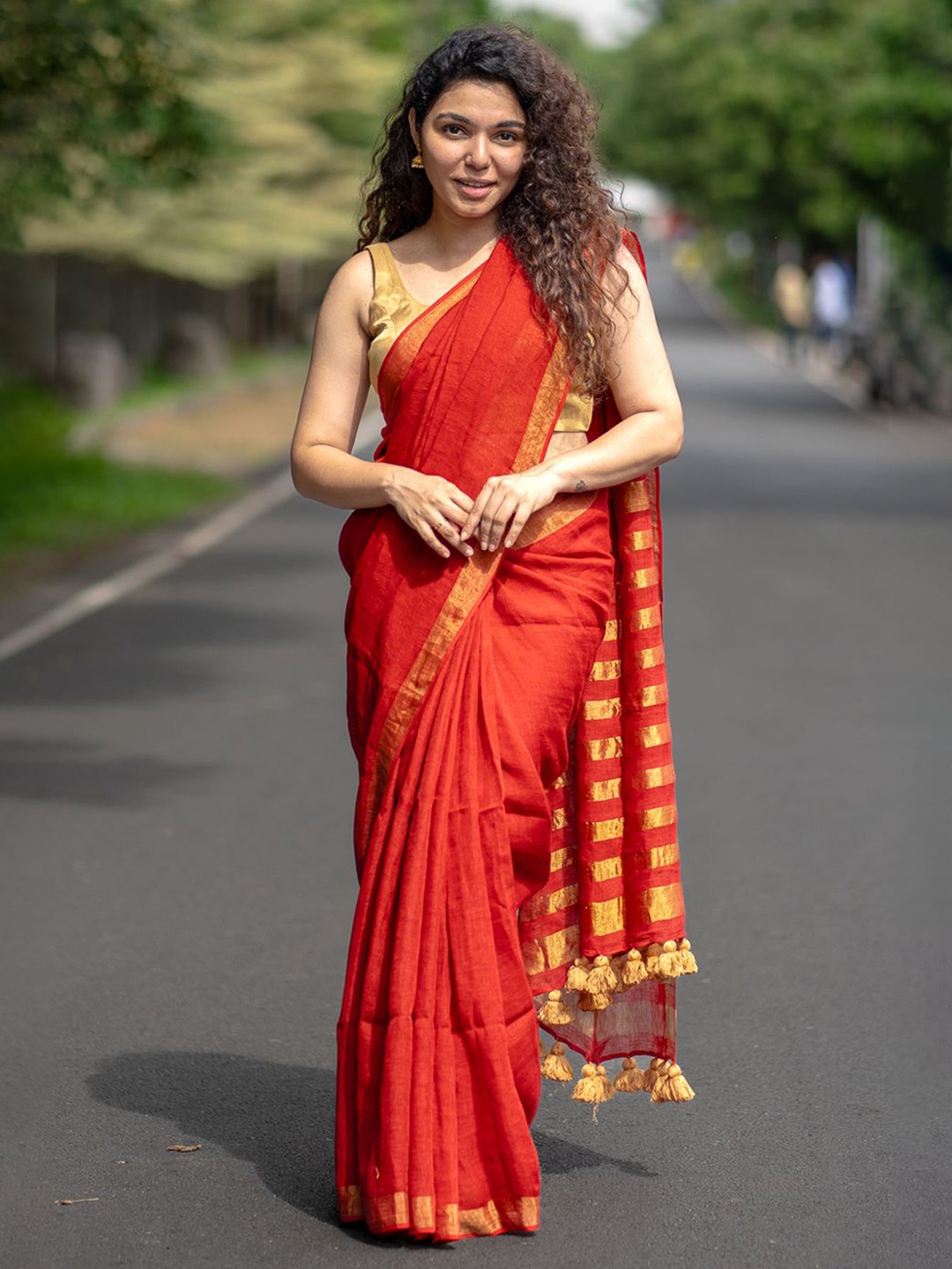 

I LOVE SAREES Zari Solid Linen Saree, Red