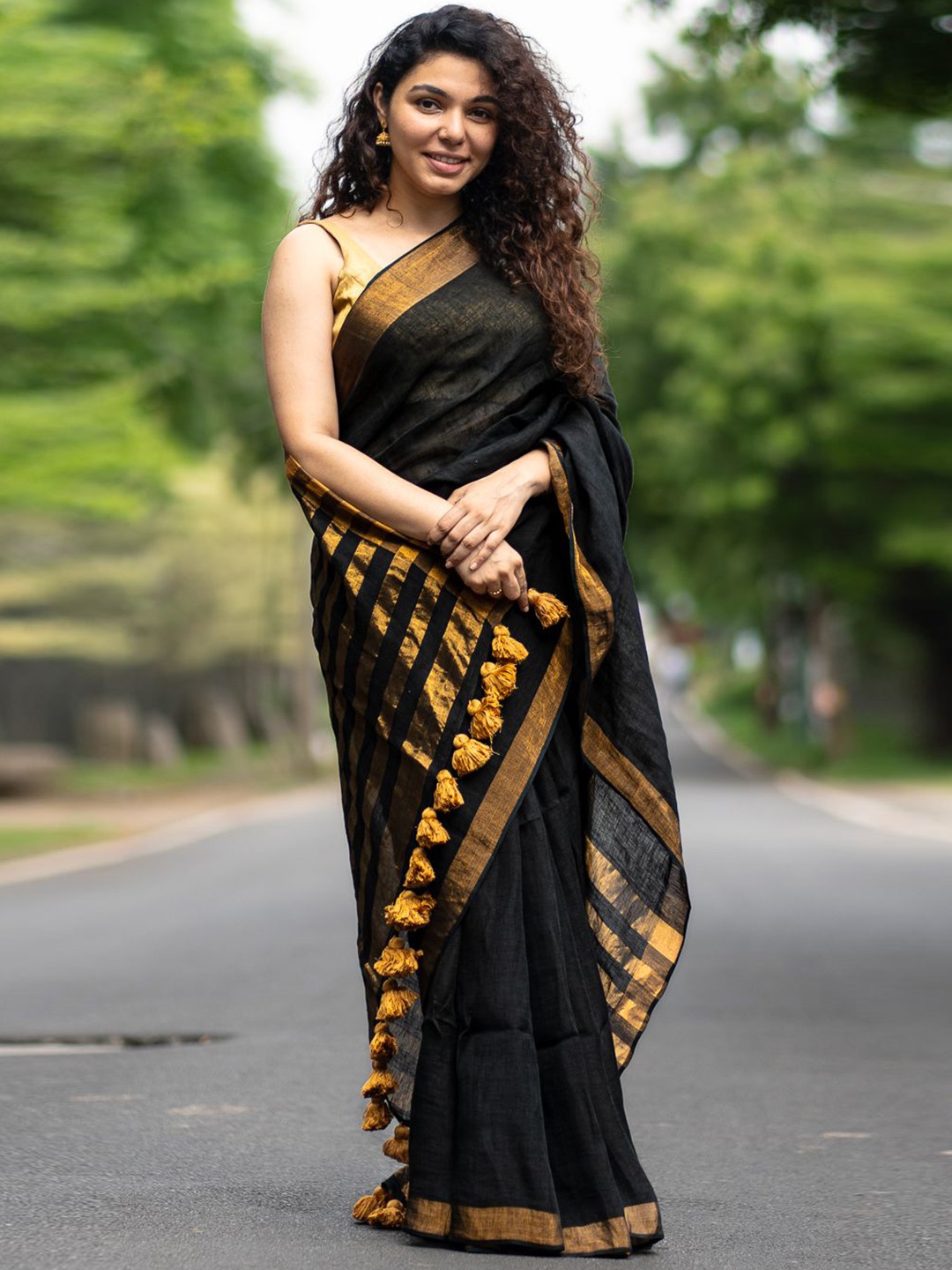 

I LOVE SAREES Zari Solid Saree, Black