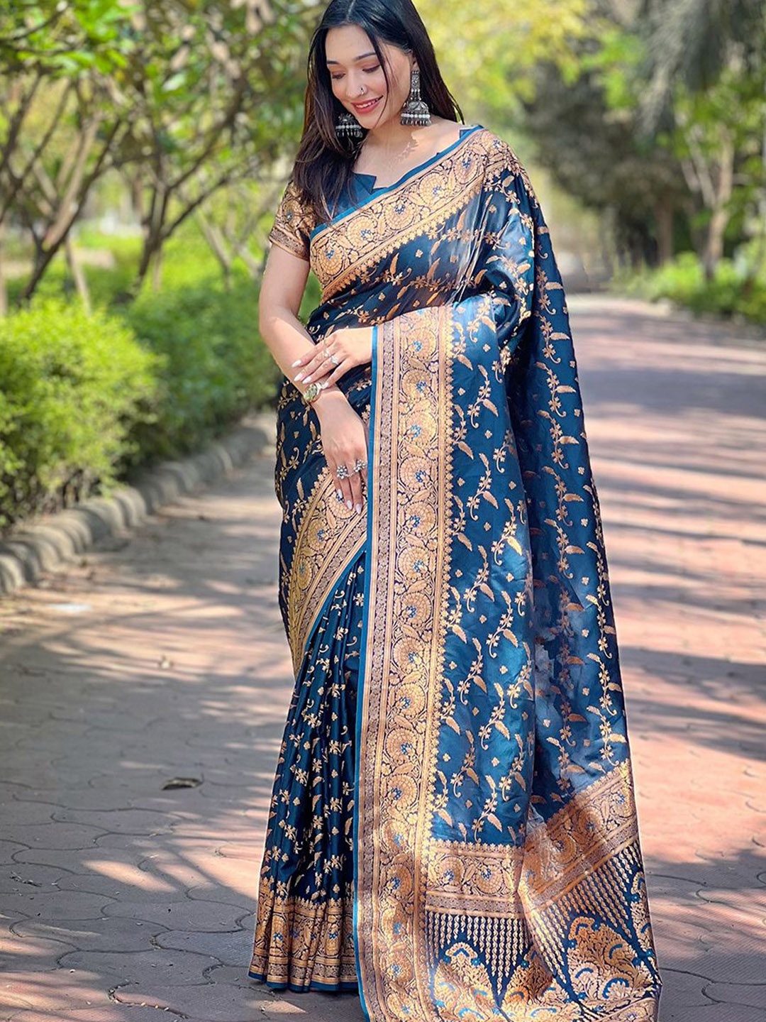 

SGF11 Woven Design Zari Pure Silk Kanjeevaram Saree, Blue