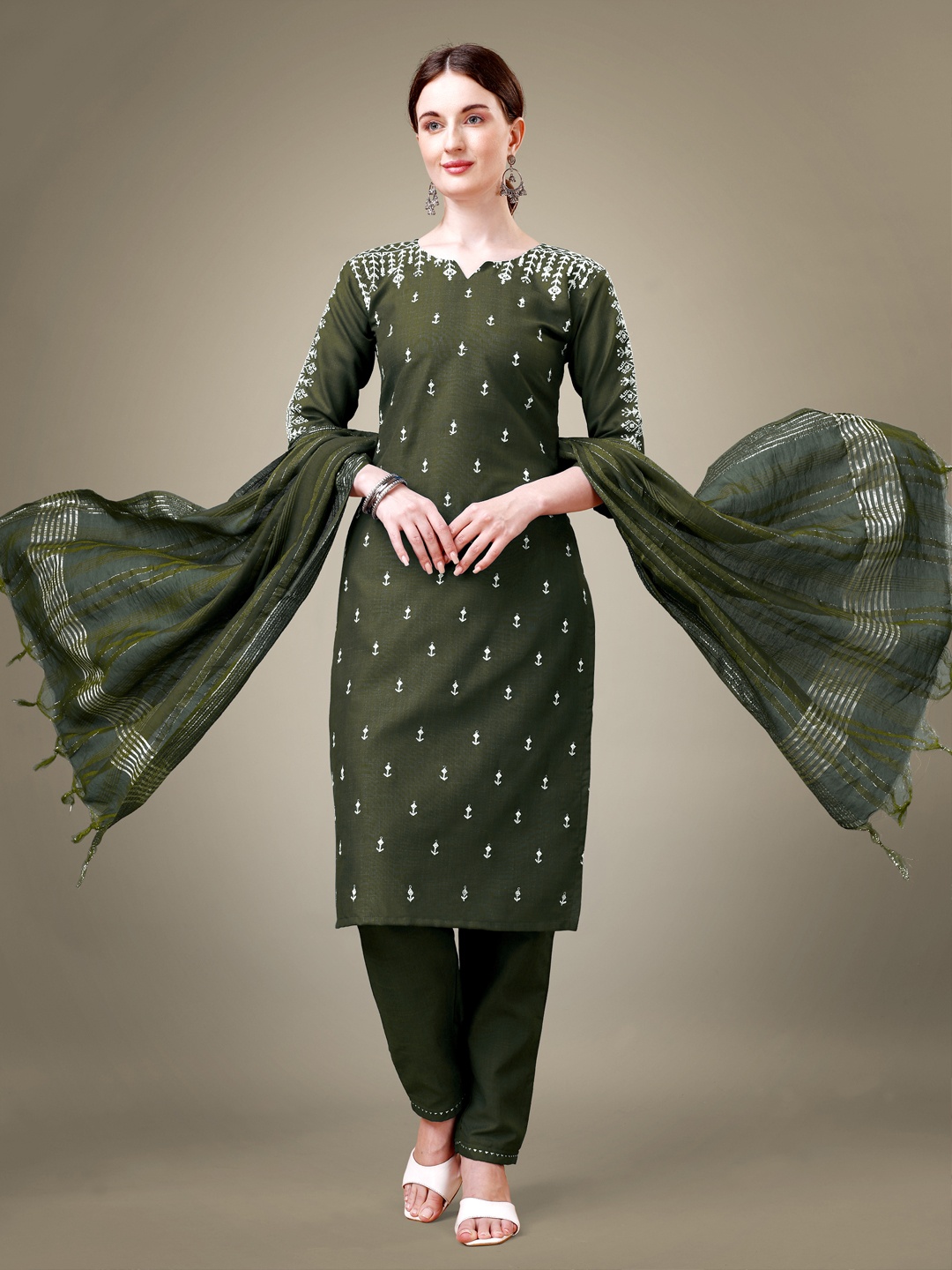 

KAYOMMI Floral Embroidered Regular Straight Kurta with Churidar & Dupatta, Green
