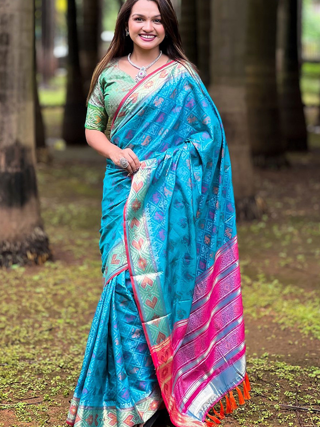 

SGF11 Woven Design Zari Pure Silk Kanjeevaram Saree, Blue