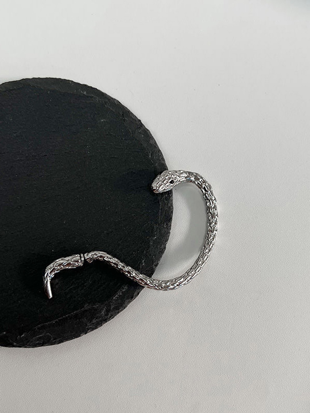 

KRENOZ Silver-Plated Animal Shaped Ear Cuff Earrings
