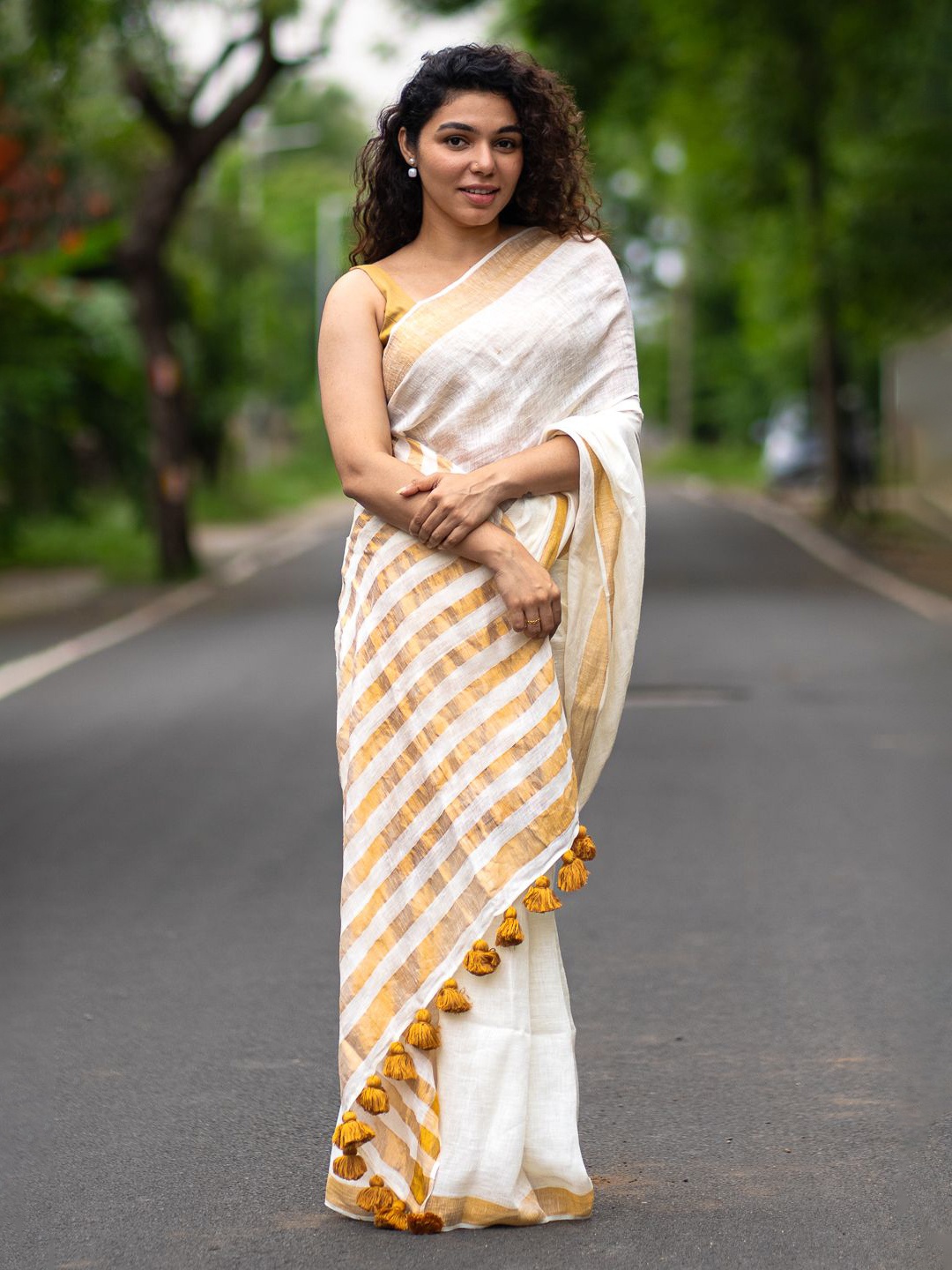 

I LOVE SAREES Zari Linen Blend Saree, Off white
