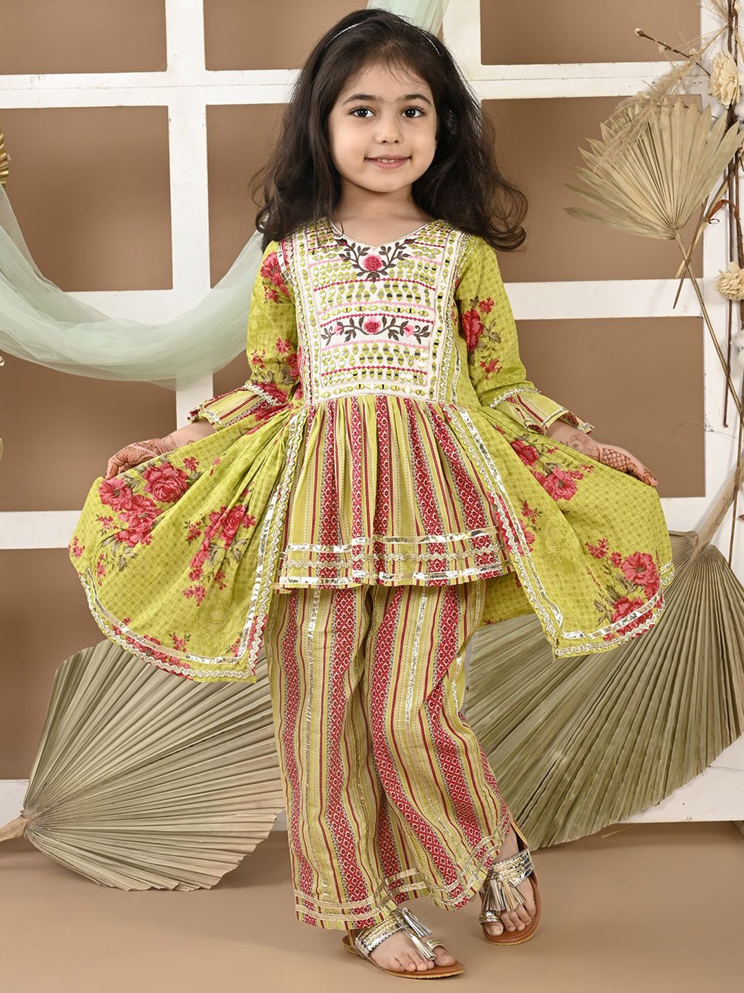 

LIL PITAARA Girls Floral Printed V-Neck Pure Cotton Anarkali Kurta with Trousers, Green