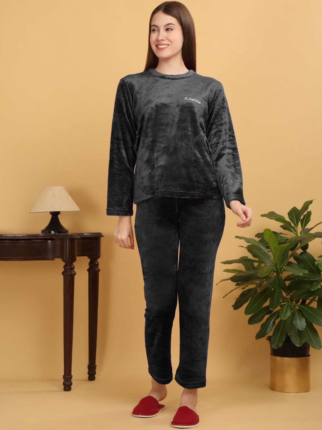 

KLOTTHE Women Black Solid Woolen Night Suit