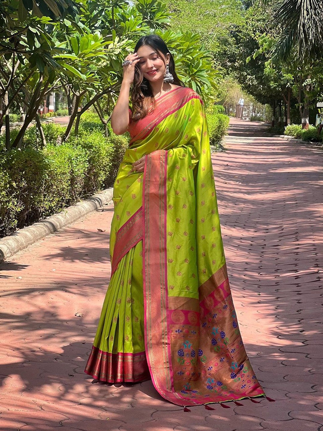 

SGF11 Pure Silk Woven Design Zari Kanjeevaram Saree, Green