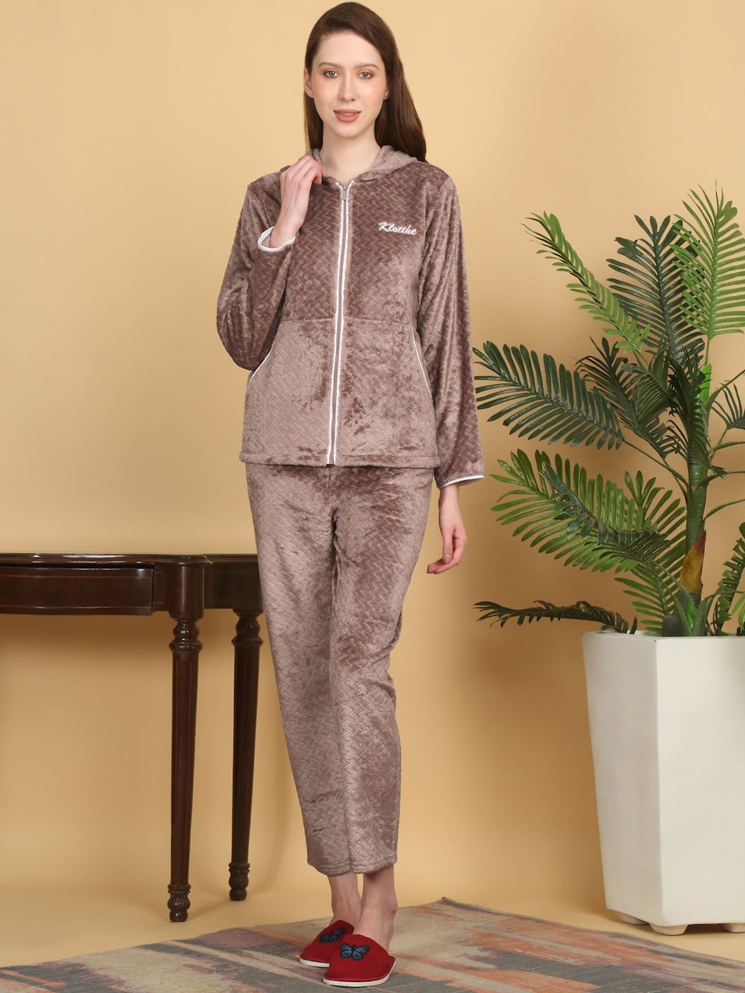 

KLOTTHE Women Brown Solid Hooded Woolen Night Suit