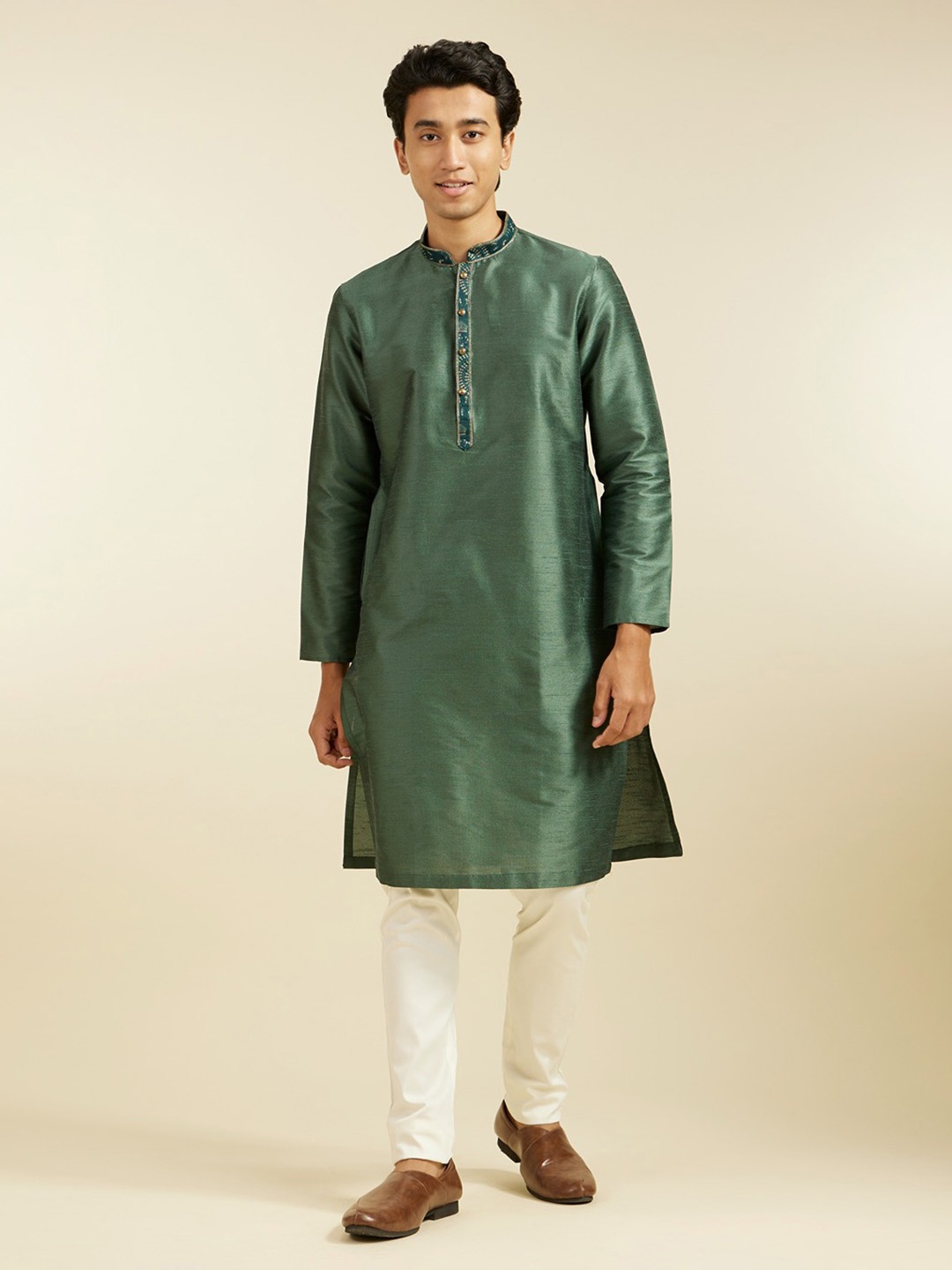 

Diwas by Manyavar Men Mandarin Collar Thread Work Straight Kurta, Green