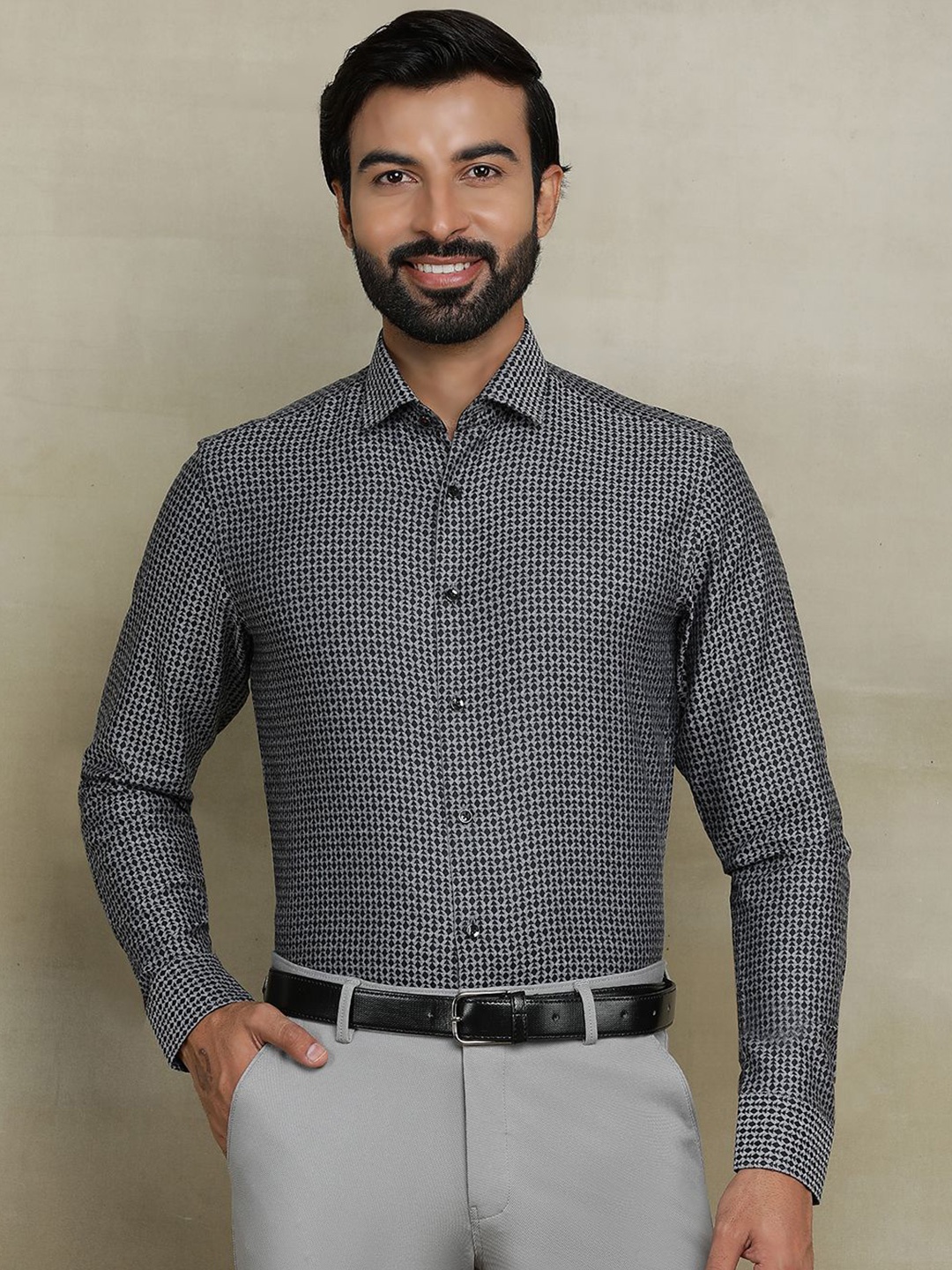 

WYRE Men Spread Collar Micro Ditsy Printed Cotton Slim Fit Semiformal Shirt, Grey