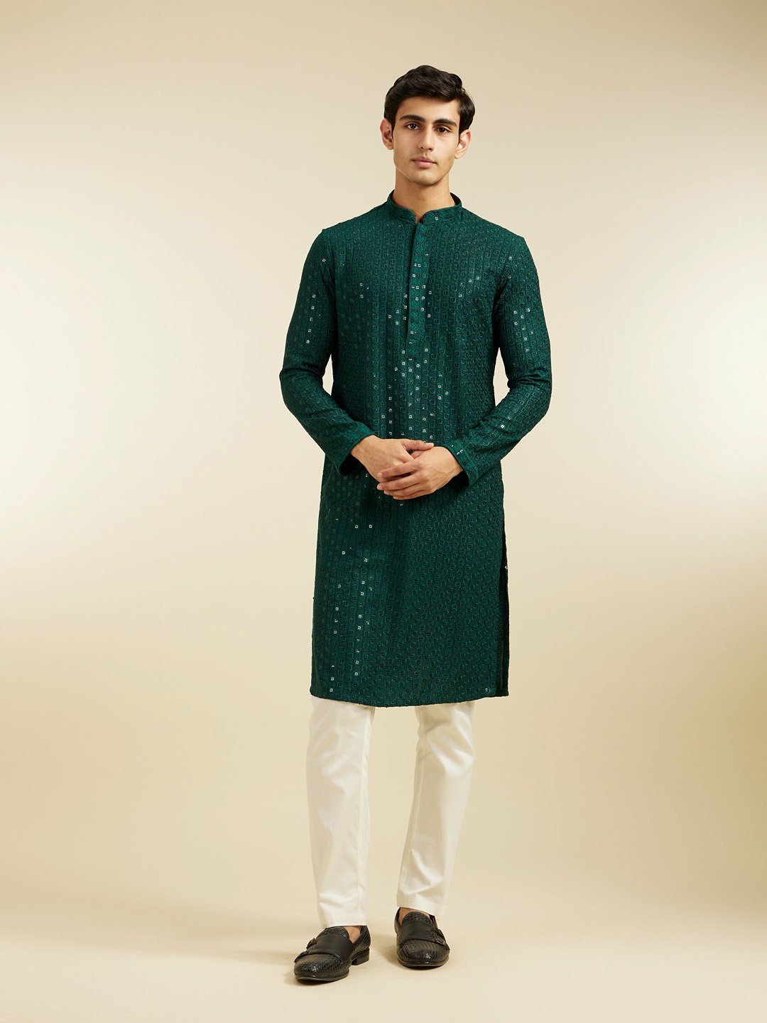 

Diwas by Manyavar Men Geometric Embroidered Chikankari & Sequinned Mandarin Collar Kurta, Green