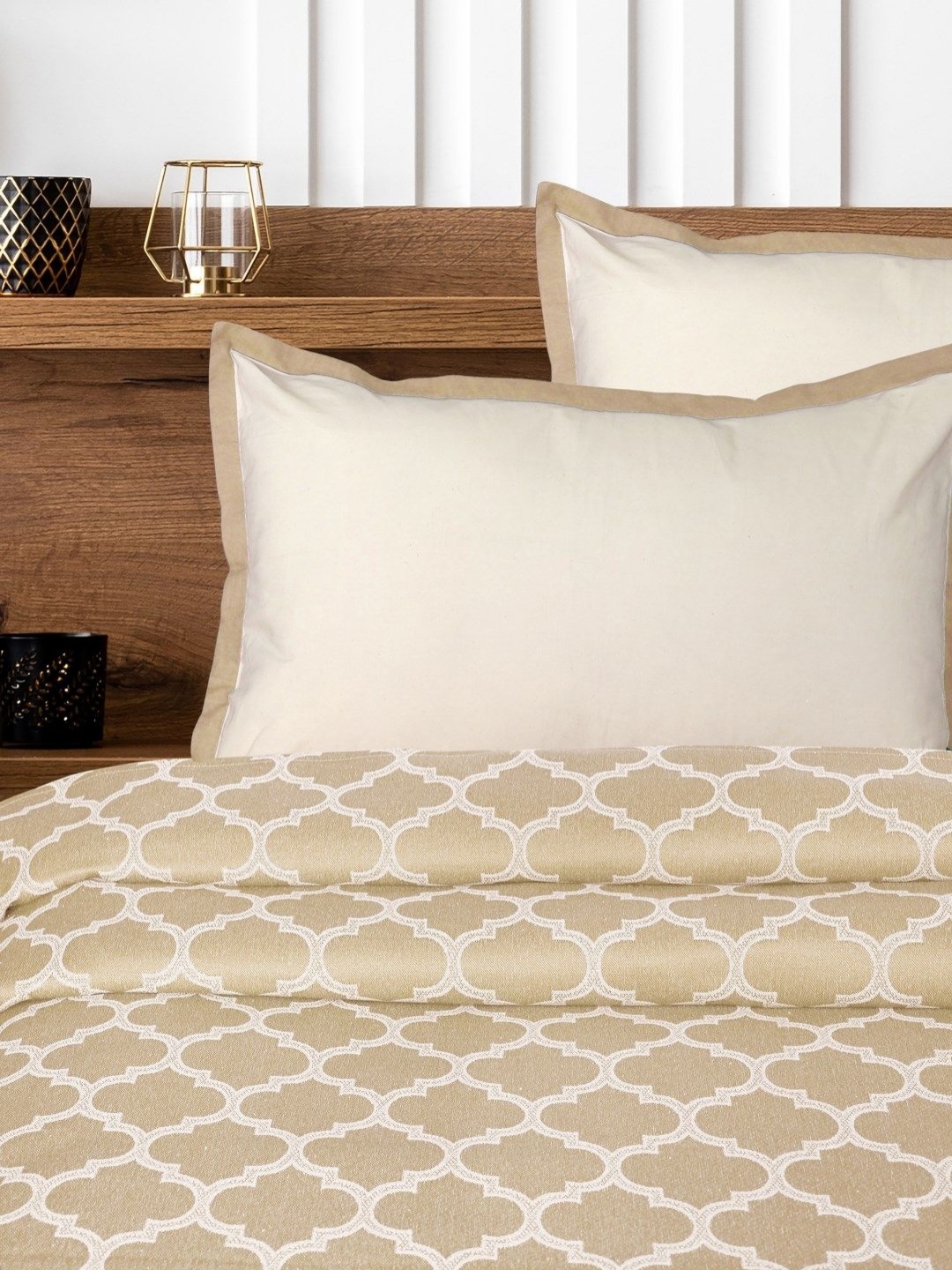 

Saral Home Beige & White Geometric Pure Cotton 400 TC Queen Bedsheet Set 2.5 x 2.2 Mts