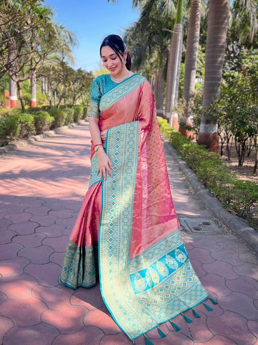 

SGF11 Woven Design Zari Pure Silk Kanjeevaram Saree, Pink