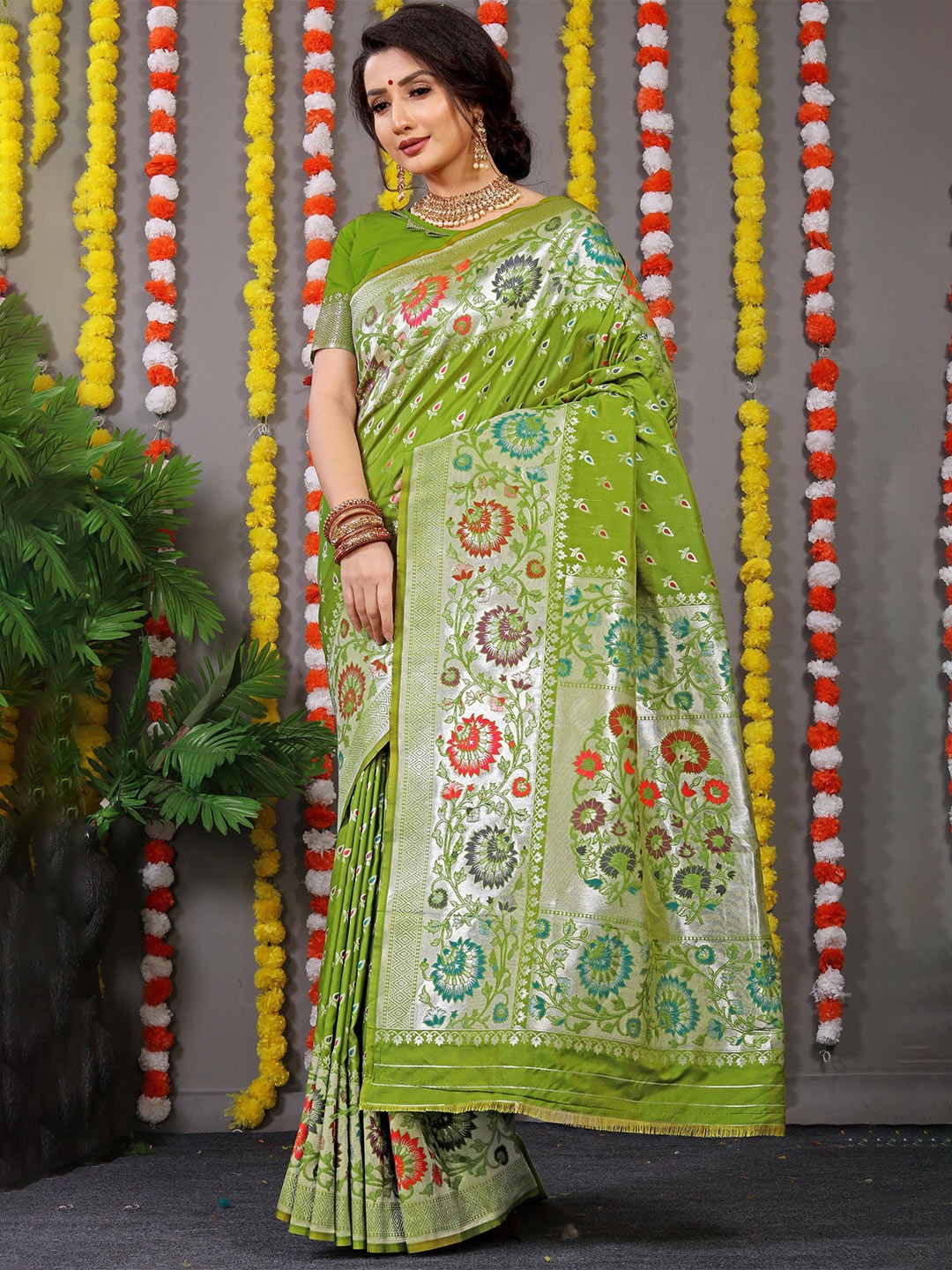 

Royal Rajgharana Saree Ethnic Motifs Zari Pure Silk Kanjeevaram Sarees, Lime green