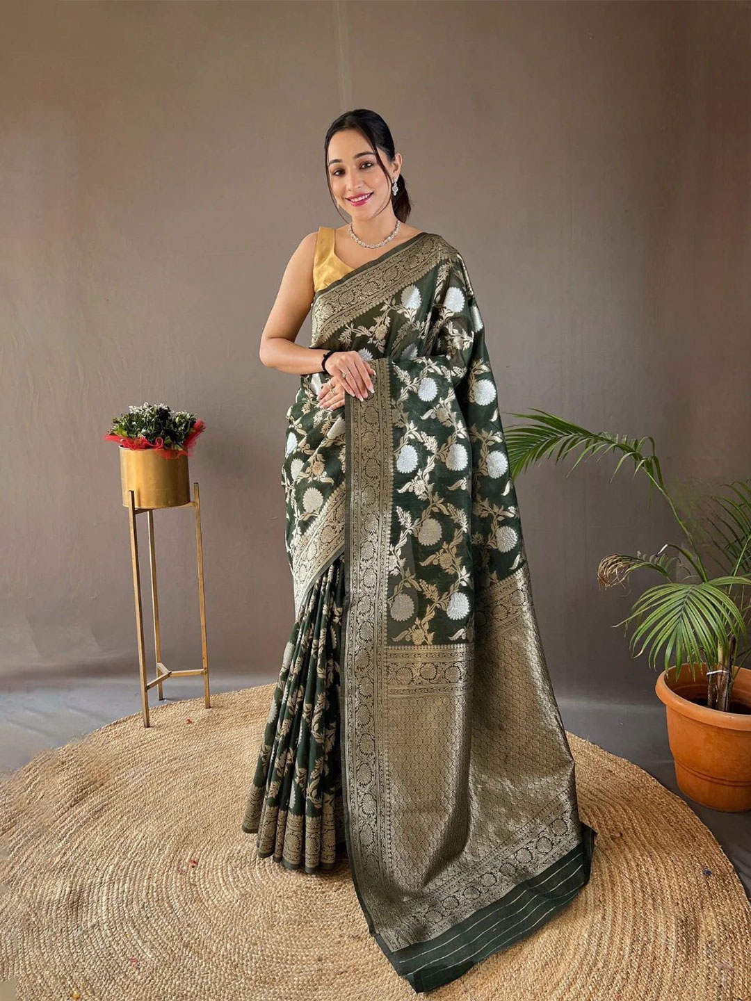 

MORLY Ethnic Motifs Zari Woven Design Kanjeevaram Saree, Green