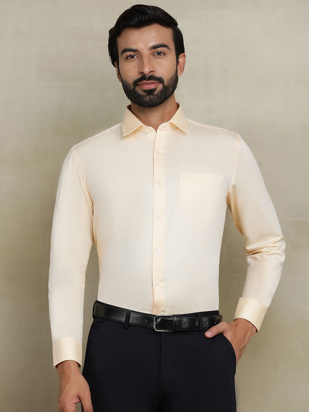 

JADE BLUE Men Cutaway Collar Solid Cotton Casual Shirt, Peach