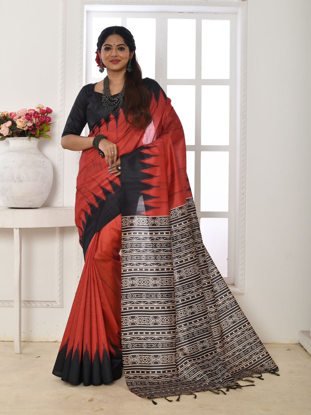 

AWRIYA Solid Ikat Saree, Red