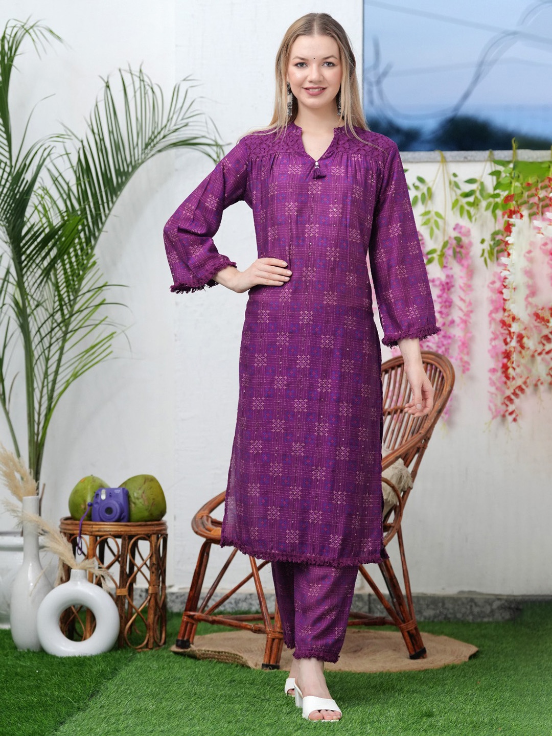 

Hatheli Geometric Printed Mandarin Collar Neck Regular Pure Silk Kurta & Trouser, Purple