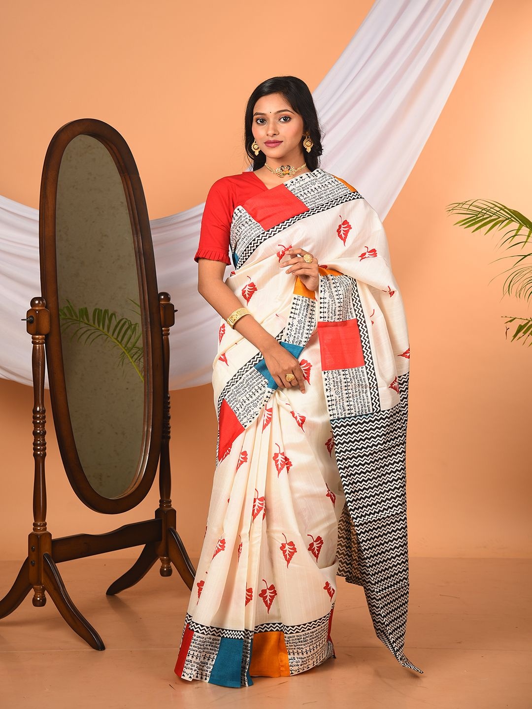 

Laa Calcutta Floral Pure Silk Bhagalpuri Saree, Off white