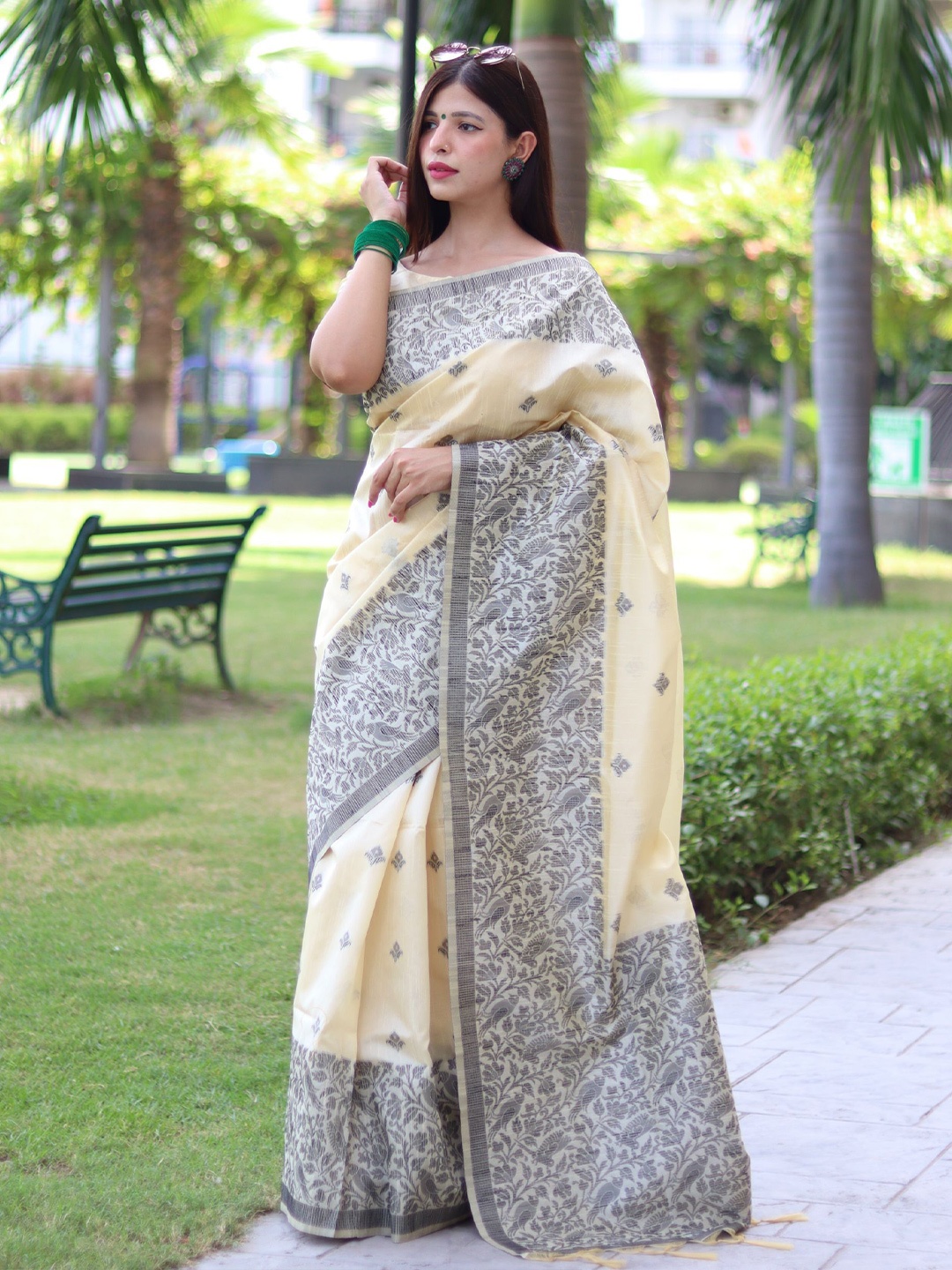 

AWRIYA Ethnic Motifs Pure Silk Baluchari Saree, Cream