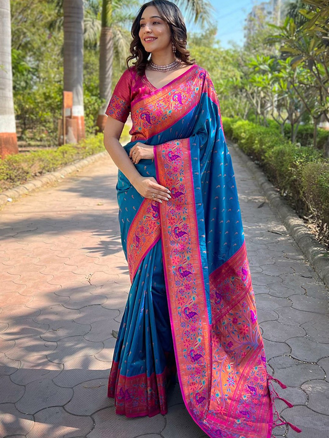 

SGF11 Woven Design Zari Pure Silk Kanjeevaram Saree, Blue