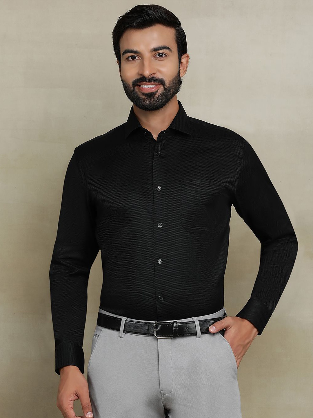 

JADE BLUE Men Cutaway Collar Textured Cotton Casual Shirt, Black