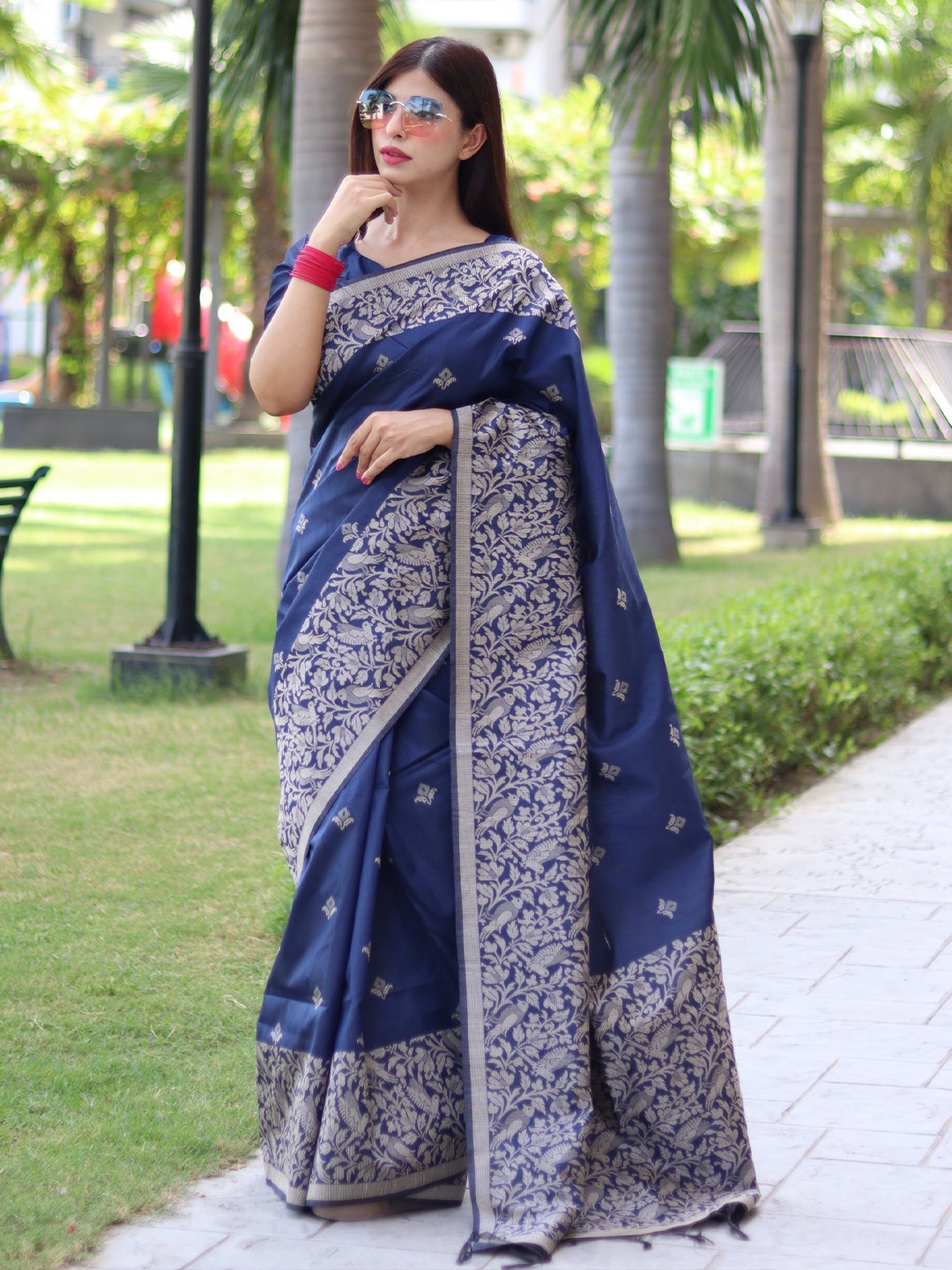 

AWRIYA Ethnic Motifs Pure Silk Baluchari Saree, Blue