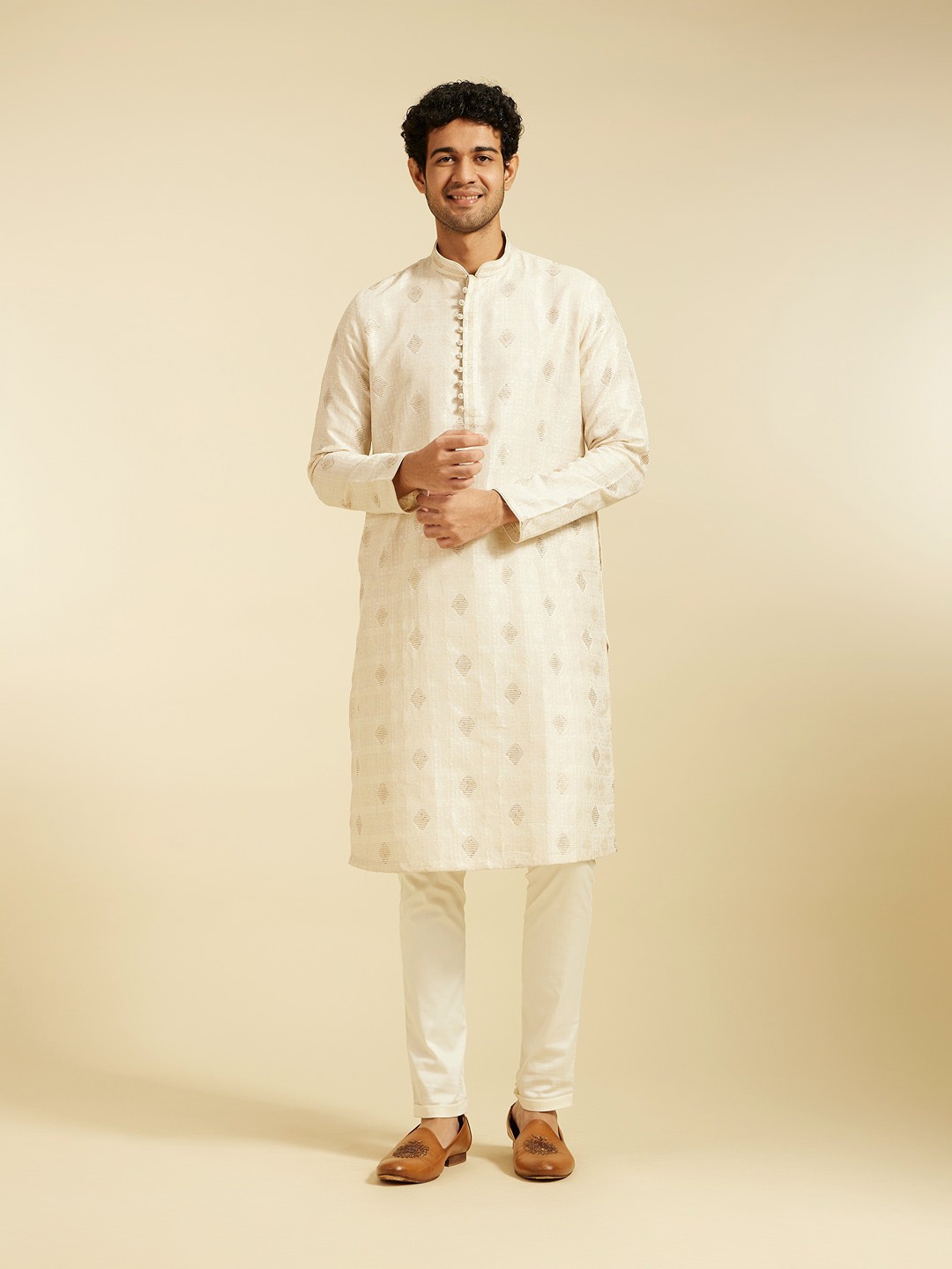 

Diwas by Manyavar Men Geometric Woven Design Mandarin Collar Brocade Straight Kurta, Cream