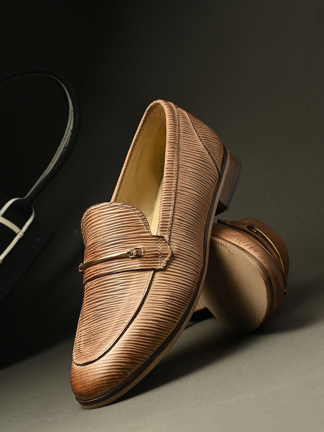 

CARLO ROMANO Women Textured Leather Loafers, Tan