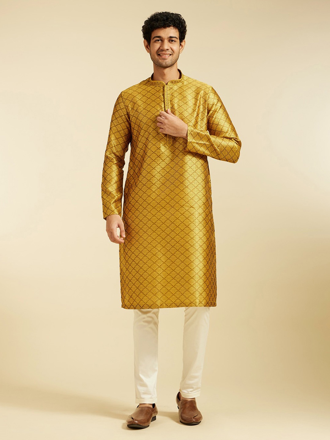 

Diwas by Manyavar Men Ethnic Motifs Woven Design Mandarin Collar Straight Kurta, Mustard