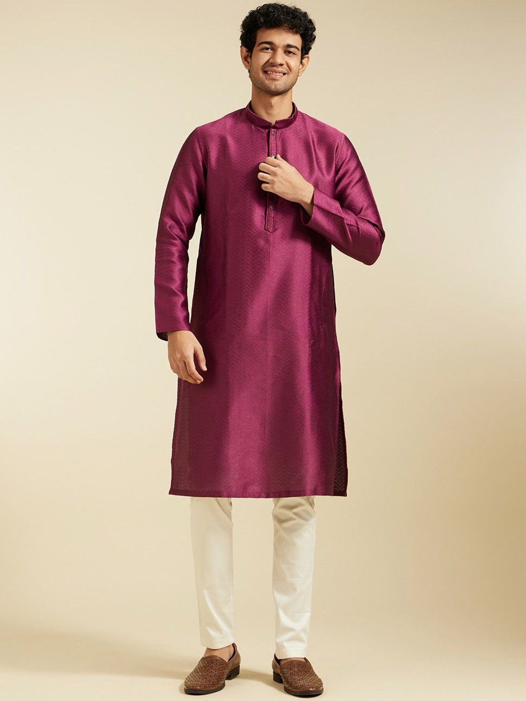 

Diwas by Manyavar Men Chevron Woven Design Mandarin Collar Straight Kurta, Maroon