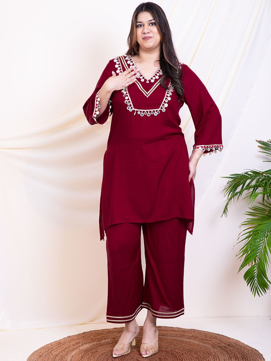 

DEEBACO Floral Yoke Design Regular Straight Kurta with Palazzos & Dupatta, Maroon